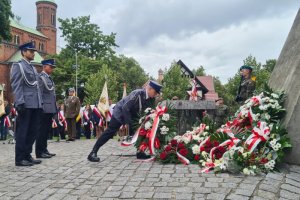 W obchodach Dnia Sybiraka wziął udział Zastępca Komendanta Wojewódzkiego Policji we Wrocławiu mł. insp. Robert Frąckowiak składając wieniec pod pomnikiem