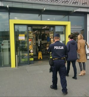 Policjanci apelują o przestrzeganie obowiązujących obostrzeń.