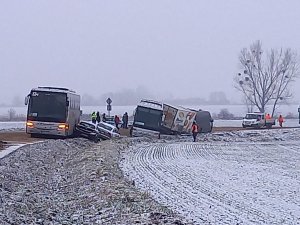 Na zdjęciu widoczny zaśnieżony odcinek drogi publicznej gdzie znajdują się unieruchomione pojazdy biorące udział w kolizji drogowej.