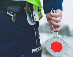 Na zdjęciu widoczny umundurowany policjant ruchu drogowego.