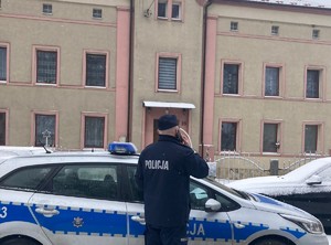 Policjanci wspierają działania mające na celu powstrzymanie rozprzestrzeniania się COVID-19.