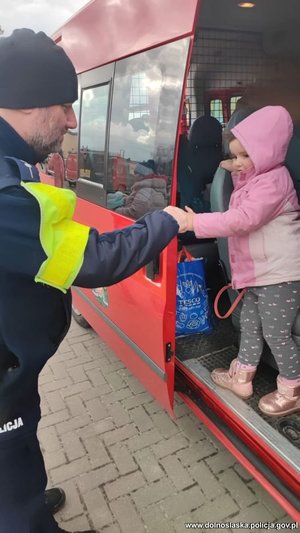 Kolejne dni działań dolnośląskich policjantów w strefie przygranicznej. Niesienie pomocy potrzebującym to nasz priorytet