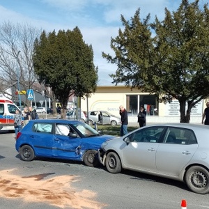 Na zdjęciu widoczny samochód osobowy, który brał udział w kolizji drogowej. W tle zabudowania gospodarcze oraz drzewa.