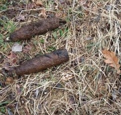 Na zdjęciu widoczny niewybuch z czasów II Wojny Światowej - dwa pociski artyleryjskie