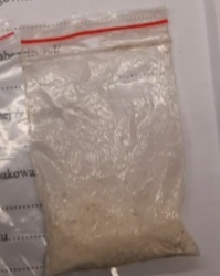 Na zdjęciu widoczny woreczek strunowy wraz z zawartością w postaci białego proszku (amfetamina)