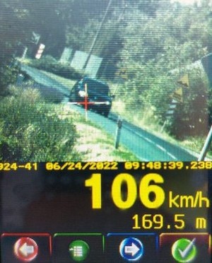 Na zdjęciu widoczny samochód osobowy koloru ciemnego, poniżej widoczna aktualna prędkość 106 km/h, tuż obok prędkość dozwolona tj. 50 km/h