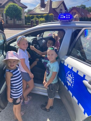 Na zdjęciach widoczne umundurowane policjantki, w obecności dzieci - przedszkolaków