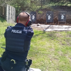 Na dwóch zdjęciach widoczni umundurowani policjanci w trakcie zajęć na strzelnicy. Policjanci w ręku trzymają broń palną krótką, w tle tarcze strzelnicze