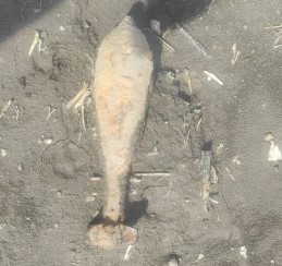 Na zdjęciu widoczny niewybuch z czasów II Wojny Światowej tj. pocisk moździerza o długości 40 cm.