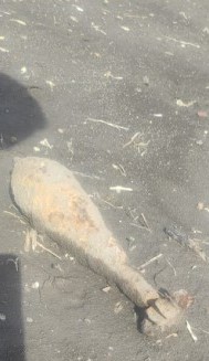 Na zdjęciu widoczny niewybuch z czasów II Wojny Światowej tj. pocisk moździerza o długości 40 cm.