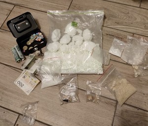 Policjanci zabezpieczyli znaczną ilość narkotyków. Sąd wobec podejrzanych zastosował środek zapobiegawczy w postaci tymczasowego aresztu
