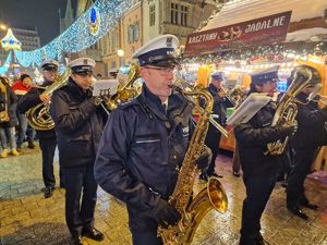 Orkiestra Komendy Wojewódzkiej zagrała na wrocławskim Jarmarku Bożonarodzeniowym