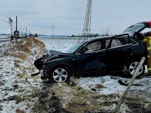 Zderzenie pociągu z samochodem osobowym - policjanci przypominają zasady bezpieczeństwa na przejazdach kolejowych