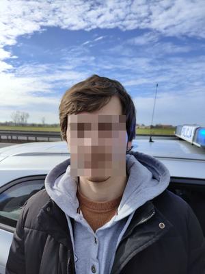 Szli po autostradzie, trafili do aresztu