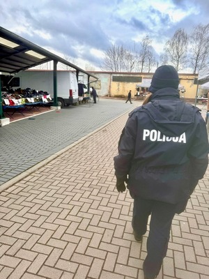 POLICJANCI W STRZELINIE DBAJĄ O BEZPIECZEŃSTWO NA TARGOWISKU MIEJSKIM