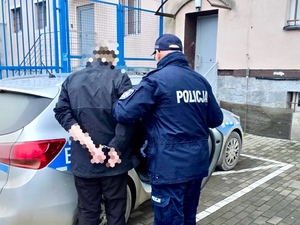 ZATRZYMALI POSZUKIWANEGO, UJAWNILI NARKOTYKI