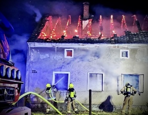 POŻAR STRAWIŁ CAŁY DOBYTEK 88-LETNIEJ MIESZKANKI POWIATU, POLICJA APELUJE O OSTROŻNOŚĆ W CZASIE SEZONU GRZEWCZEGO