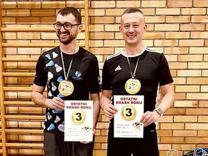 III MIEJSCE NA PODIUM DLA STRZELIŃSKIEGO POLICJANTA PODCZAS TURNIEJU  BADMINTONA - OSTATNI SMASH ROKU