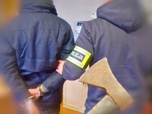 Z SIEKIERĄ W RĘKU, GROZIŁ POZBAWIENIEM ŻYCIA