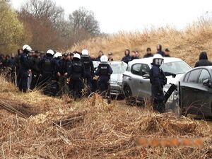 Ukryci za nasypem pseudokibice rozgrzewali się do brutalnej walki. Leśna ustawka przerwana przez dolnośląskich policjantów
