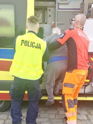 DZIĘKI REAKCJI ŚWIADKA  I SZYBKIEJ INTERWENCJI POLICJANTÓW 87 ‑LATEK BEZPIECZNIE WRÓCIŁ DO DOMU