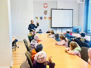 PRZEDSZKOLAKI POZNAJĄ SŁUŻBĘ W POLICJI