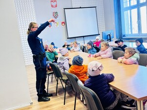 PRZEDSZKOLAKI POZNAJĄ SŁUŻBĘ W POLICJI