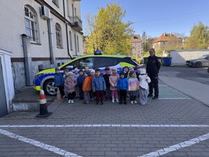 PRZEDSZKOLAKI POZNAJĄ SŁUŻBĘ W POLICJI