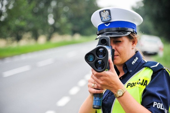 Policjantka z miernikiem prędkości