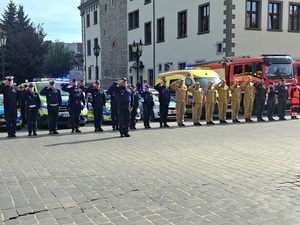 W HOŁDZIE TRAGICZNIE ZMARŁEMU POLICJANTOWI
