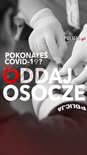 obraz zawiera napis białą czcionką POKONAŁEŚ COVID? ODDAJ OSOCZE na tle funkcjonariusza Policji, który oddaje krew.