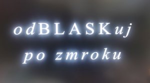 Obraz zawiera napis stanowiący hasło akcji &quot;odBLAKuj po zmroku&quot;, zapisany białą czcionką na ciemnym tle.