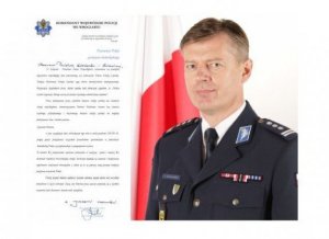 obrazek zawiera wizerunek Komendanta Wojewódzkiego Policji w mundurze galowym na tle flagi państwowej oraz listem zawierającym życzenia dla służby cywilnej.