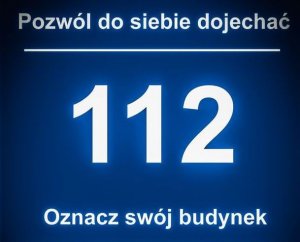 Obraz zawiera napis POZWÓL DO SIEBIE DOJECHAĆ - OZNACZ SWÓJ BUDYNEK zapisany białą czcionką na błękitnym tle. W centralnej części numer alarmowy 112.