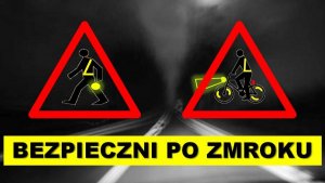 Obraz zawiera dwa trójkątny znak ostrzegawczy z czerwoną obwódką w wewnętrznej części po stronie lewej  ikona pieszego z odblaskiem na tułowiu i nodze, ze strony prawej ikona rowerzysty z odblaskiem  na   kołach oraz tułowiu. Poniżej napis BEZPIECZNY PO ZMROKU napisany czarną czcionką na żółtym tle. Cały obraz na tle drogi oświetlonej reflektorem samochodowym.