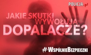 Obraz zawiera zdanie &quot;Jakie skutki wywołują dopalacze&quot; napisane białą czcionką. W prawym dolnym rogu wyraz #WSPÓLNIEBEZPIECZNI. Całość na czerwonym tle z ikonografią postaci z wyciągniętymi przed siebie dłońmi.