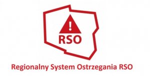 Obraz zawiera zarys granic Polski w wewnętrznej części napis RSO z wykrzyknikiem powyżej. Poniżej obrazu napis REGIONALNY SYSTEM OSTRZEGANIA RSO. Całość obrazu zapisana czerwoną czcionką na białym tle.