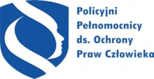 Obraz zawiera ikonografię paragrafu kodeksu w środkowej części wpisana twarz skierowana w prawą stronę. Całość na niebieskim tle. Z prawej strony napis Policyjni Pełnomocnicy ds. Ochrony Praw Człowieka