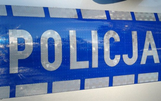 Zdjęcie zawiera napis Policja czcionka srebrna na niebieskim tle.