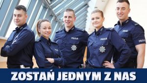 Na fotografii dwie policjantki oraz trzech policjantów, wszyscy umundurowani stoją przodem do kadru.  Poniżej  napis ZOSTAŃ JEDNYM Z NAS.