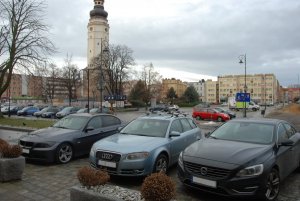 Na fotografii widoczne 3 zaparkowane samochody różnych marek w kolorze ciemnym, uszkodzone w wyniku działania dwóch sprawców.