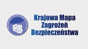 Na zdjęciu w formie ikonografii widnieje napis KRAJOWA MAPA ZAGROŻEŃ  BEZPIECZEŃSTWA  (zapisana niebieską czcionką na biały tle) z lewej strony zarys granic Polski z podziałem na województwa pod parasolem koloru niebieskiego.