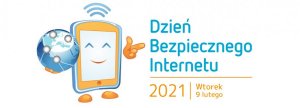 Zdjęcie w formie ikonografii przedstawia obrazkowy telefon komórkowy, który trzyma w prawej dłoni kulę ziemską jako synonim bezpiecznego internetu. Z prawej strony napis Dzień Bezpiecznego Internetu (czcionka niebieska), poniżej napis 2021 Wtorek 9 lutego (czcionka pomarańczowa).