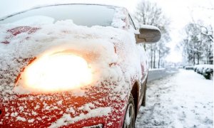 na zdjęciu widoczne zaśnieżone auto.