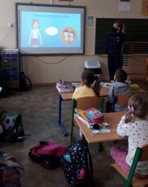 Na zdjęciu widoczna umundurowana policjanta w trakcie prelekcji w klasie 3 Szkoły Podstawowej