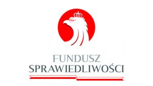 Na ikonografia w centralnej górnej części widoczna głowa orła w koronie skierowana w stronę lewą. 
Poniżej napis FUNDUSZ SPRAWIEDLIWOŚCI poniżej wstęga biało - czerwona