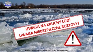 Na zdjęciu widoczny zamarznięty zbiornik wodny z pokruszony i rozmrożonym lodem. W środkowej części napis UWAGA NA KRUCHY LÓD UWAGA NIEBEZPIECZNE ROZTOPY.