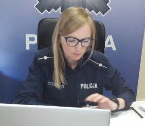 Na zdjęciu widoczna umundurowana policjanta w trakcie szkolenia online