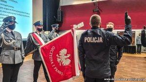 Na zdjęciu widoczni umundurowani policjanci w trakcie ślubowania na terenie KWP Wocław