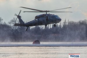 Policyjny śmigłowiec z Bambi Bucket nad Wisłą